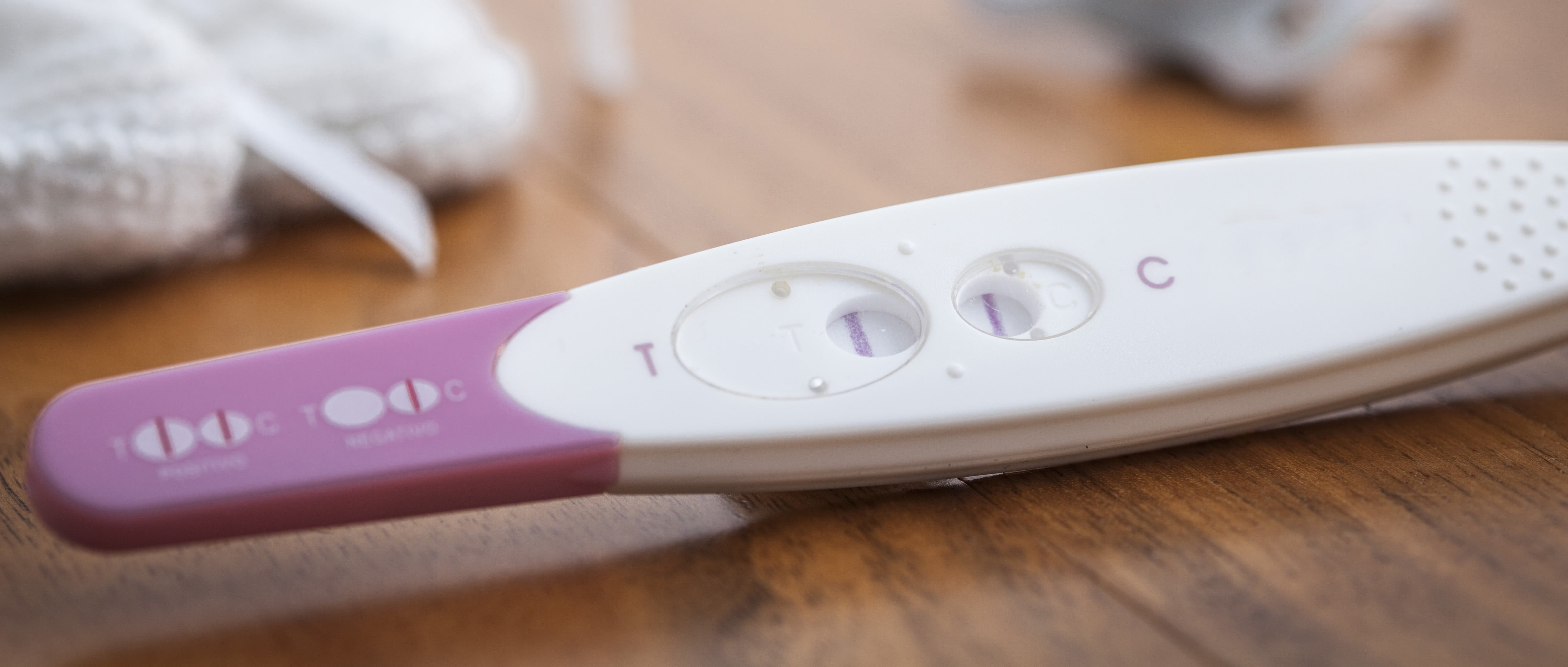 Le test de grossesse urinaire est facile, pratique à utiliser et  possède une fiabilité de 95-97%