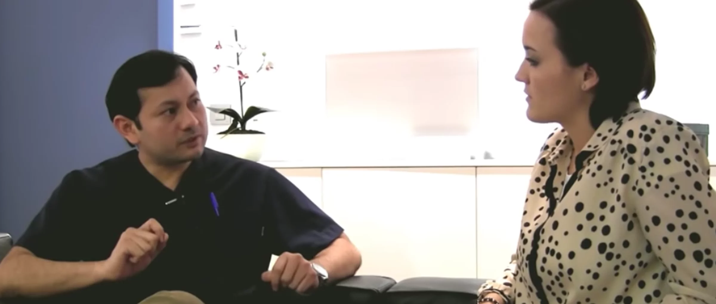 Imagen: Dr Juan Carlos Castillo sur l'acupuncture